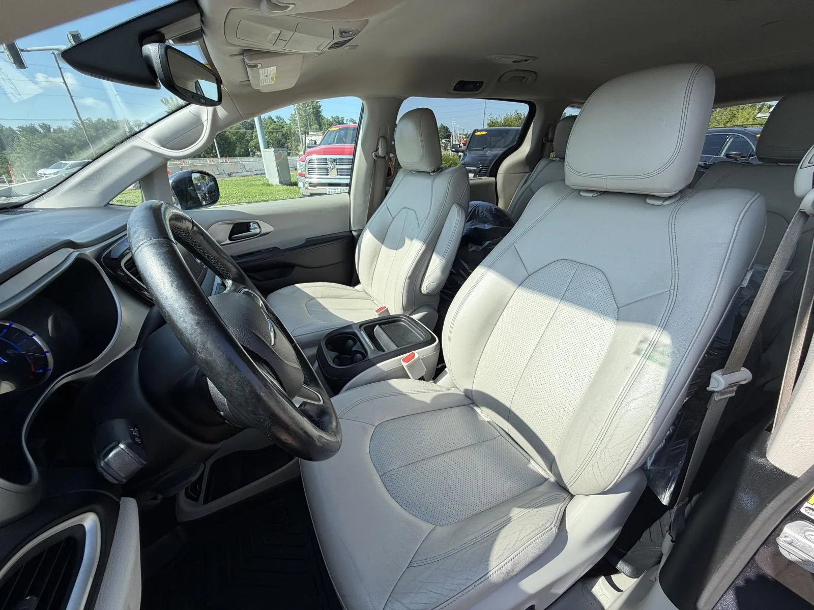 Chrysler Pacifica photo 13