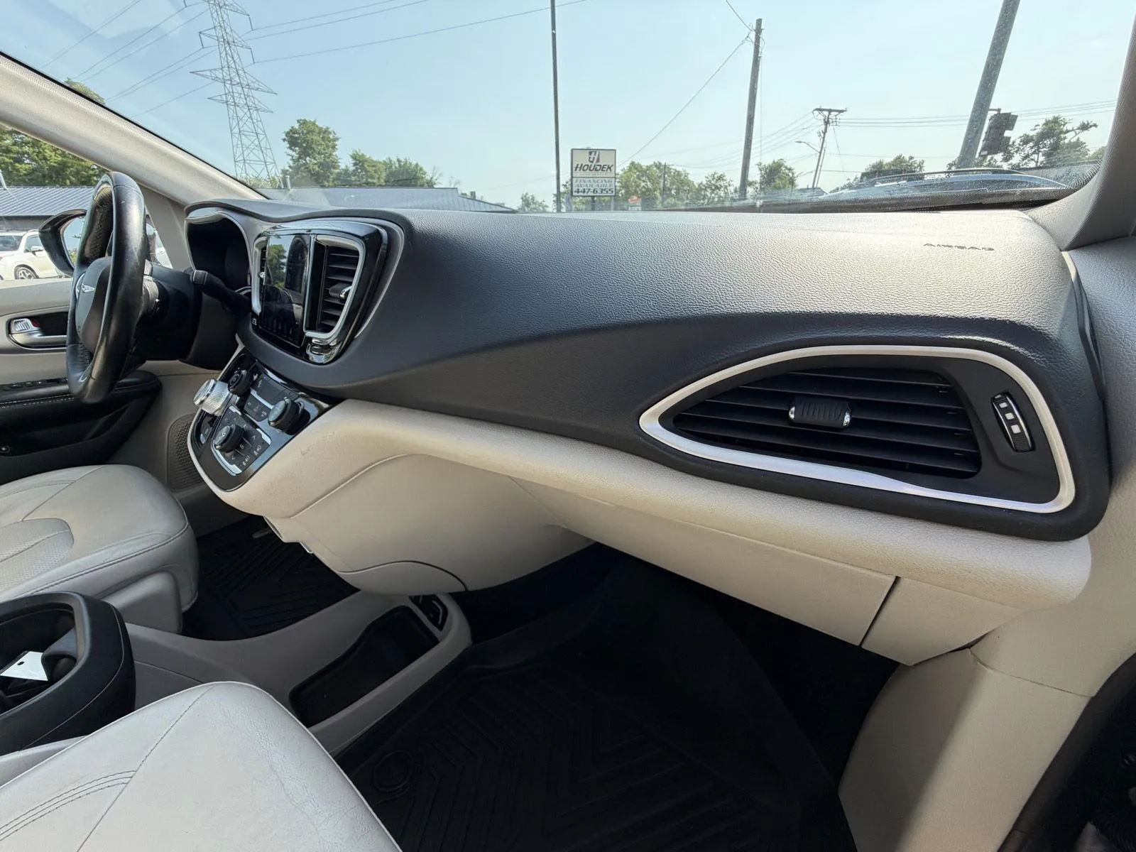 Chrysler Pacifica photo 14