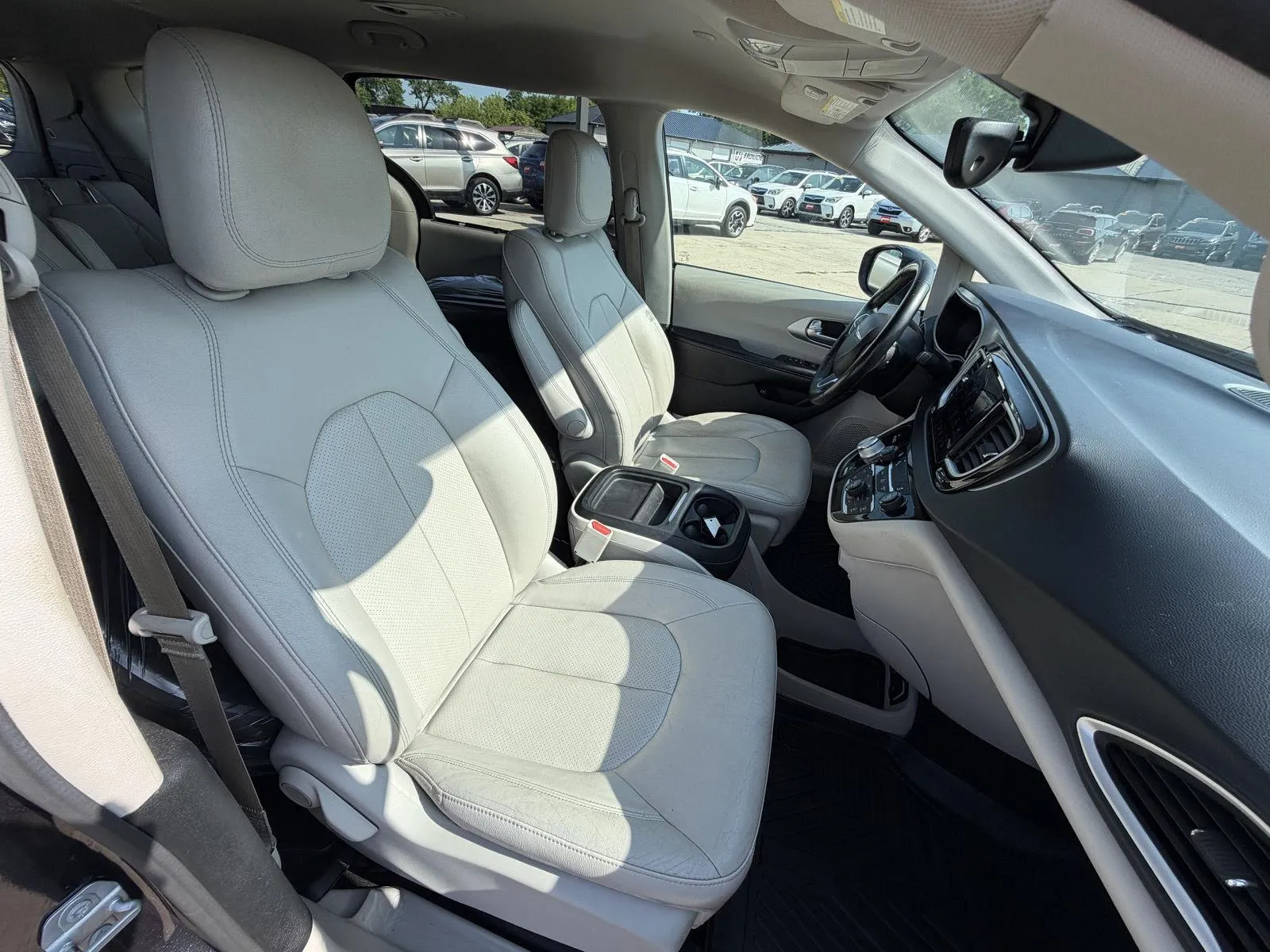 Chrysler Pacifica photo 15