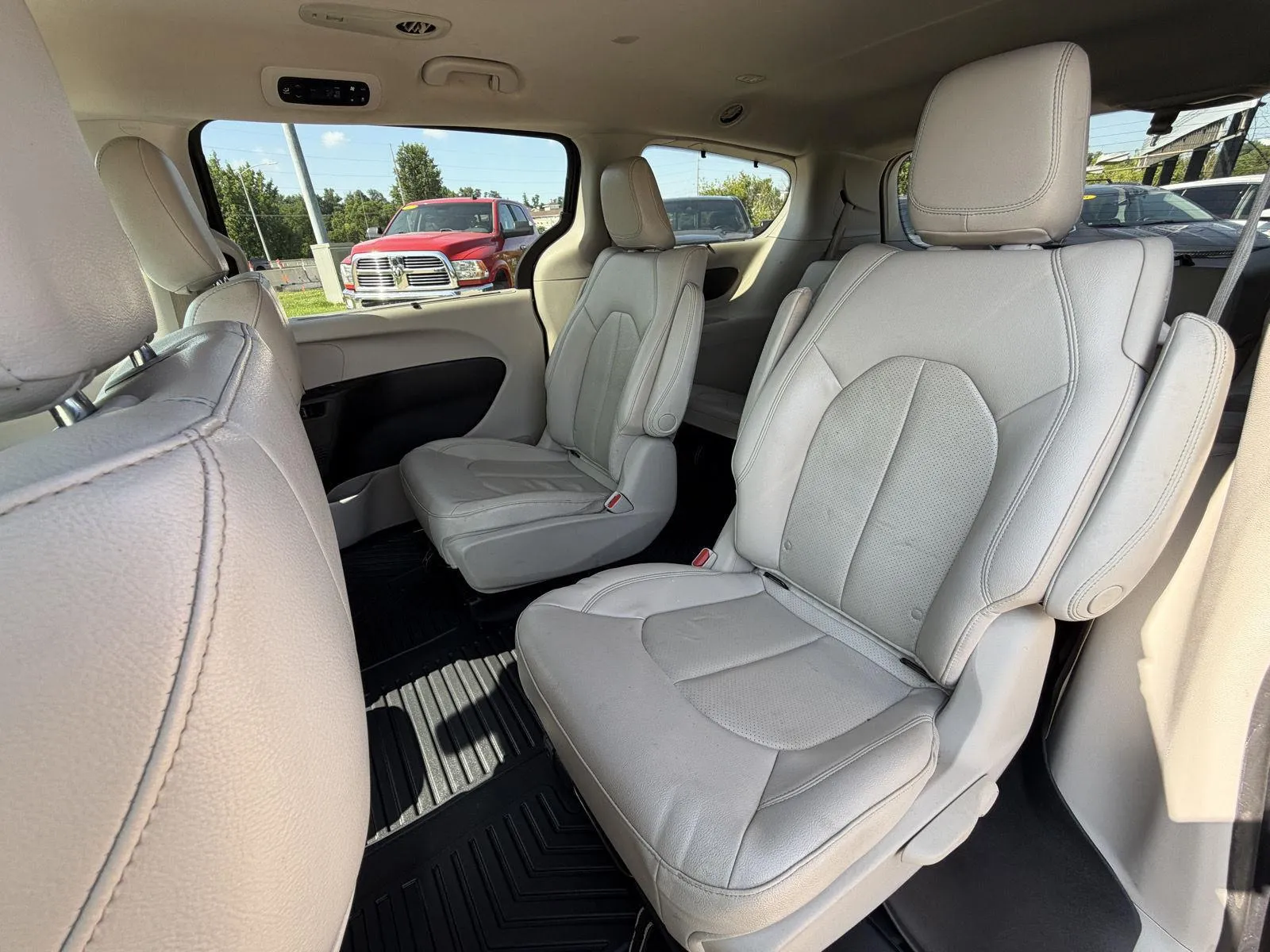 Chrysler Pacifica photo 16