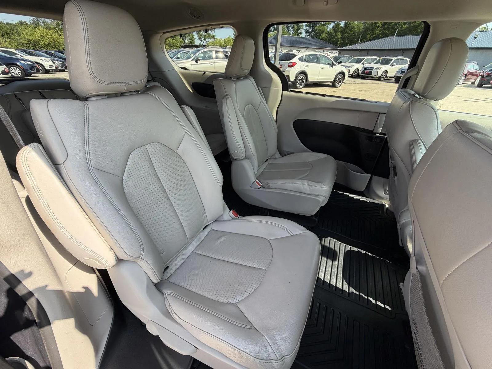 Chrysler Pacifica photo 17