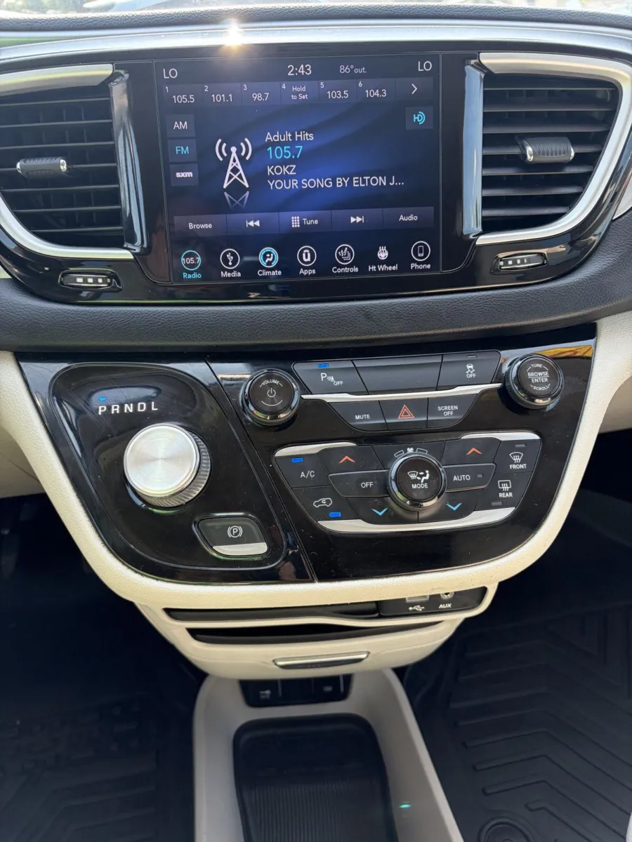 Chrysler Pacifica photo 23