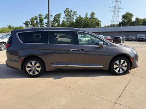 More photos of 2019 Chrysler Pacifica Hybrid Limited at Houdek Auto Center, IA