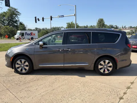 More photos of 2019 Chrysler Pacifica Hybrid Limited at Houdek Auto Center, IA