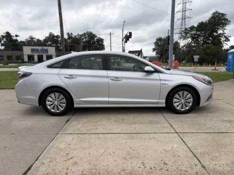 More photos of 2016 Hyundai Sonata Hybrid SE at Houdek Auto Center, IA