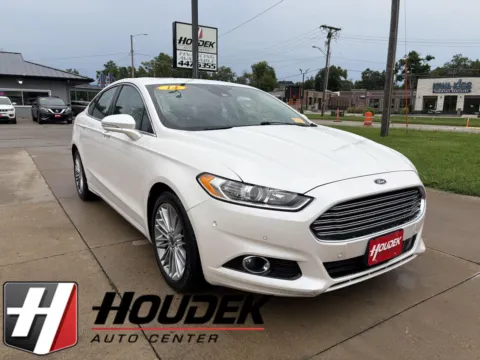 White 2014 Ford Fusion SE for sale in Marion, IA