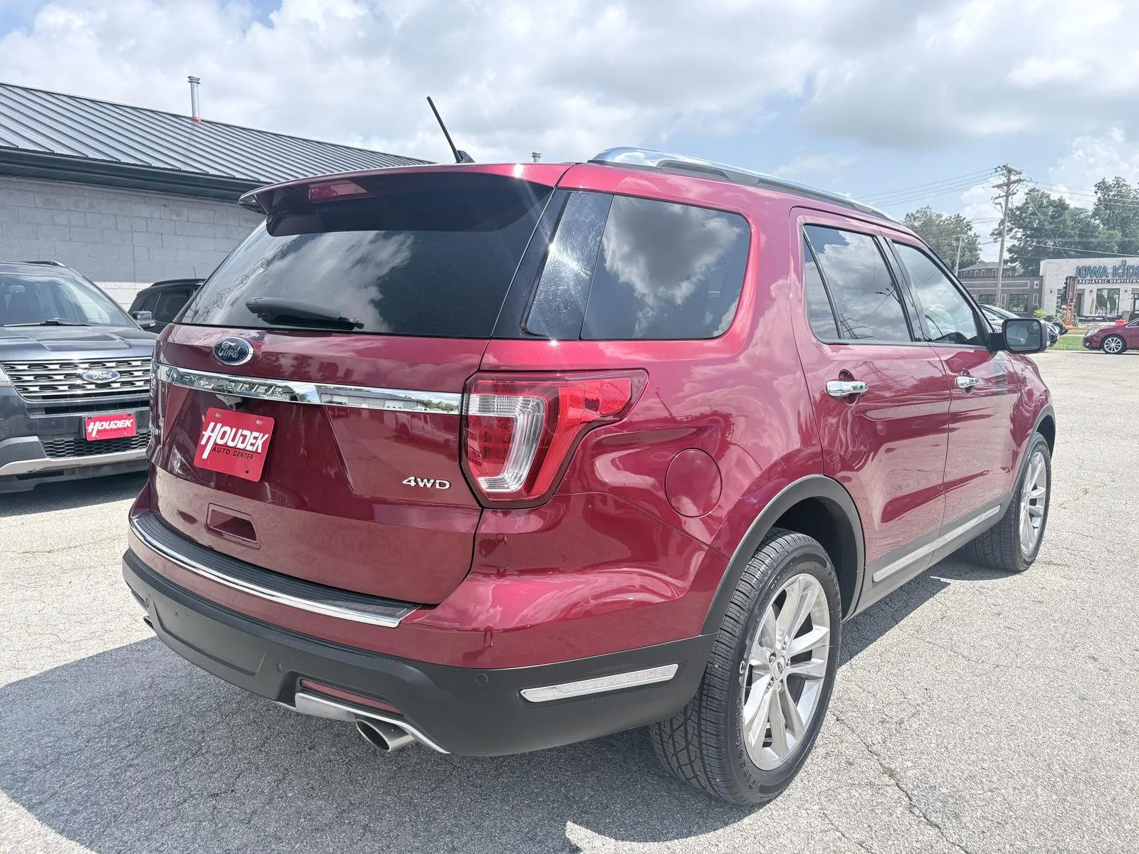 Ford Explorer photo 4