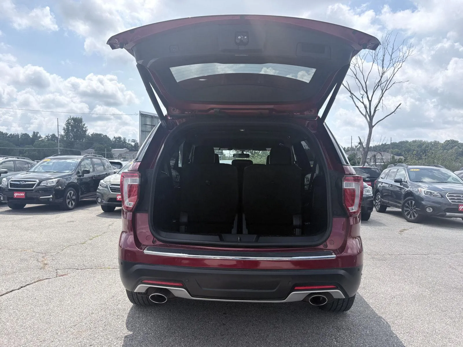 Ford Explorer photo 8