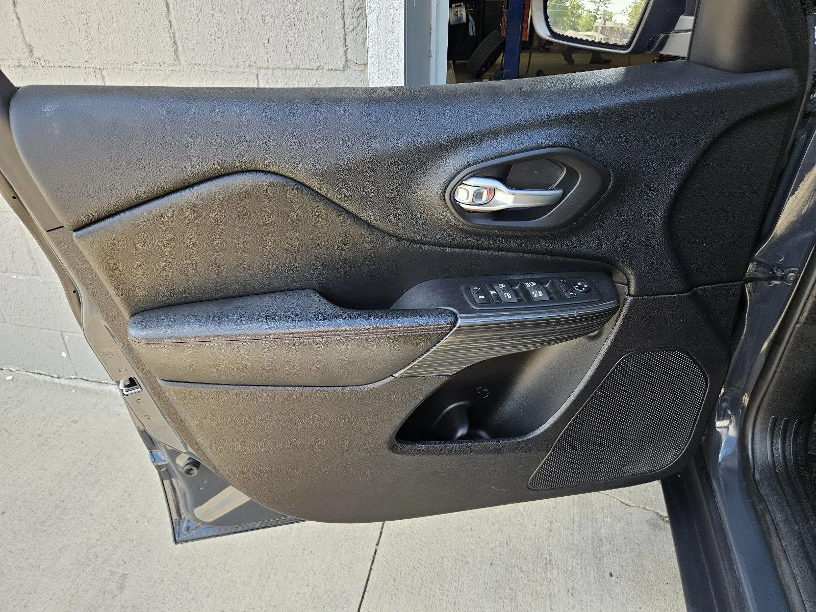 Jeep Cherokee photo 11