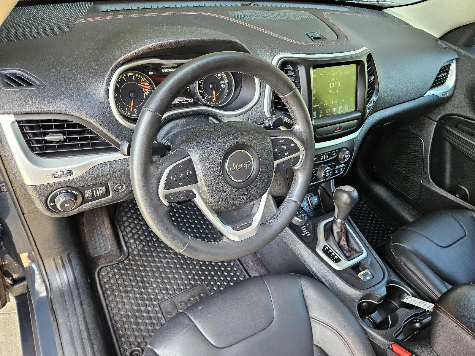 Jeep Cherokee photo 12