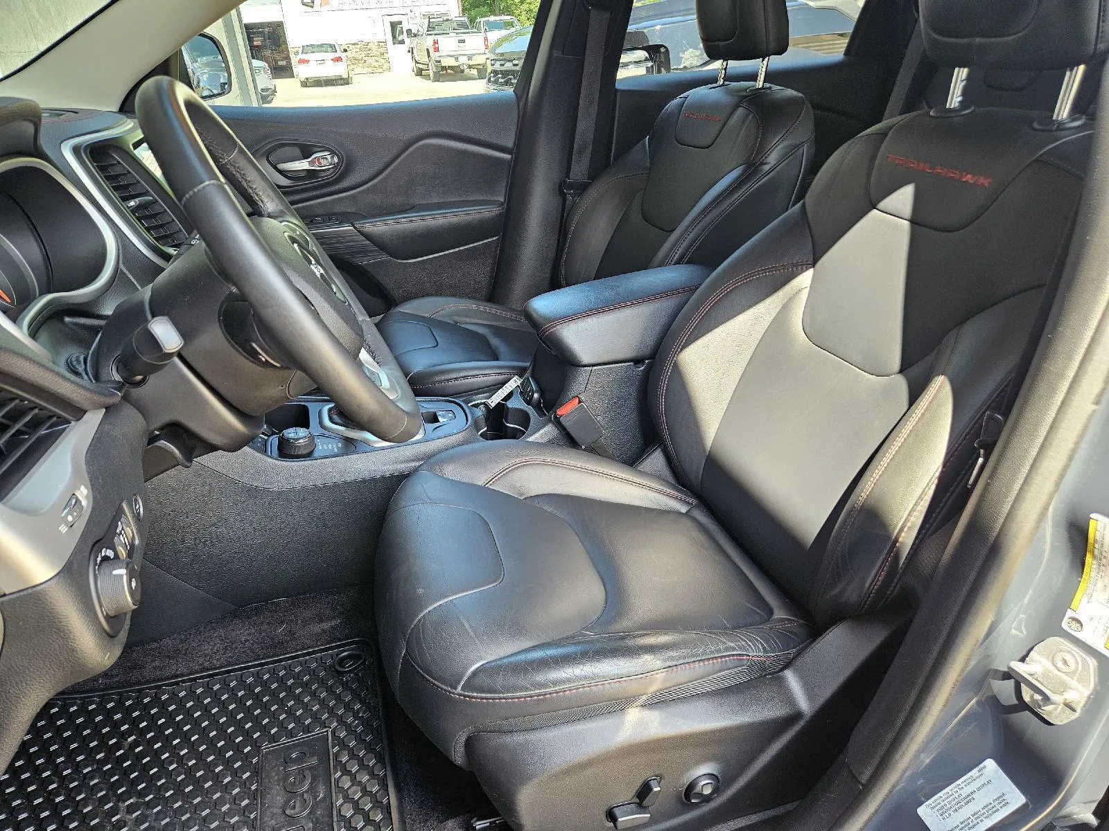 Jeep Cherokee photo 13