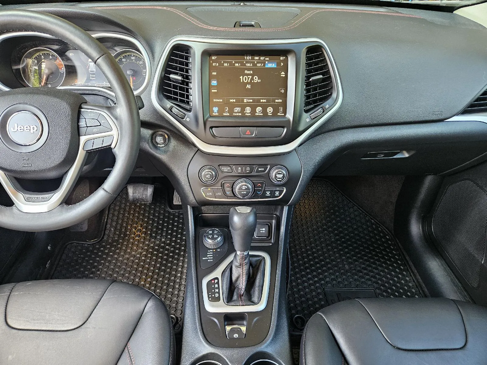 Jeep Cherokee photo 15
