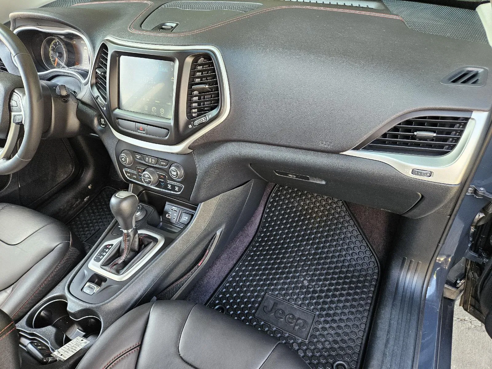 Jeep Cherokee photo 16