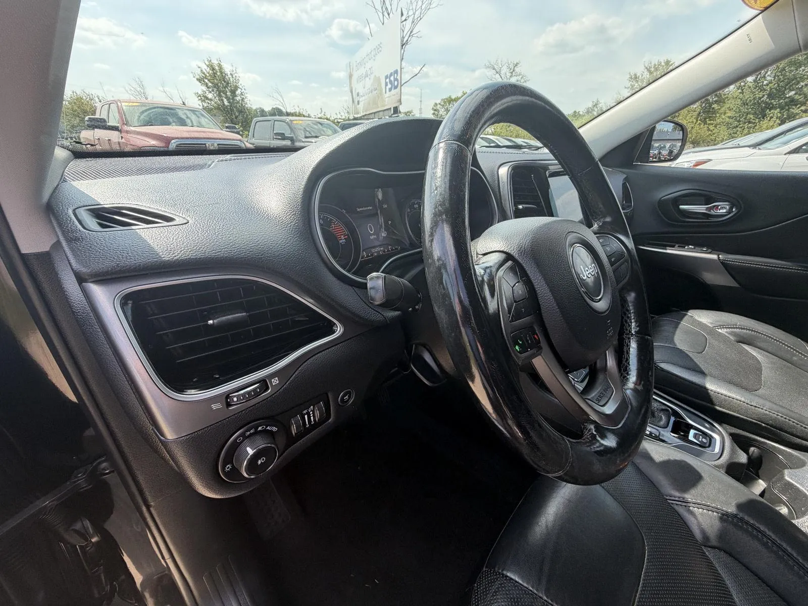 Jeep Cherokee photo 11
