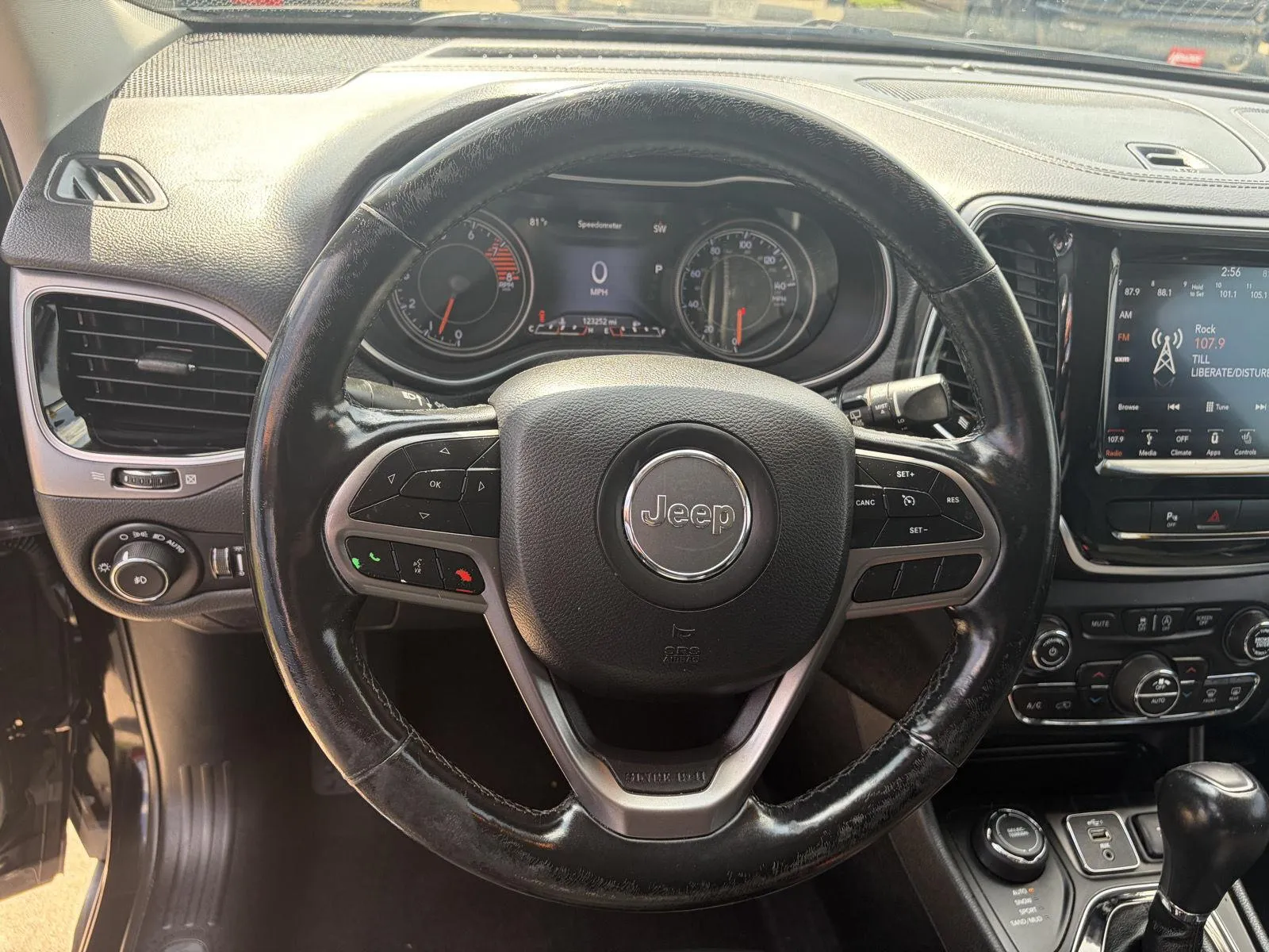 Jeep Cherokee photo 12