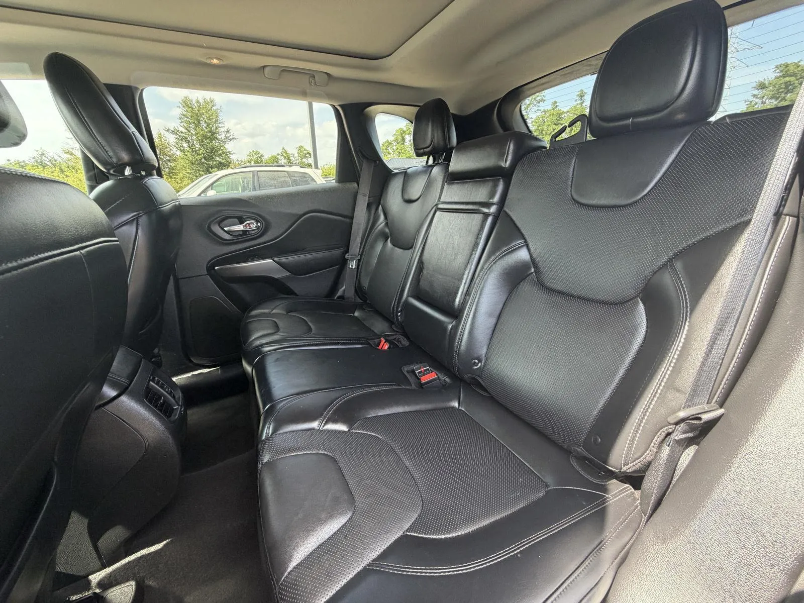 Jeep Cherokee photo 16