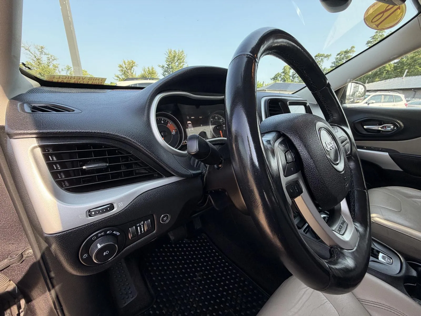 Jeep Cherokee photo 11