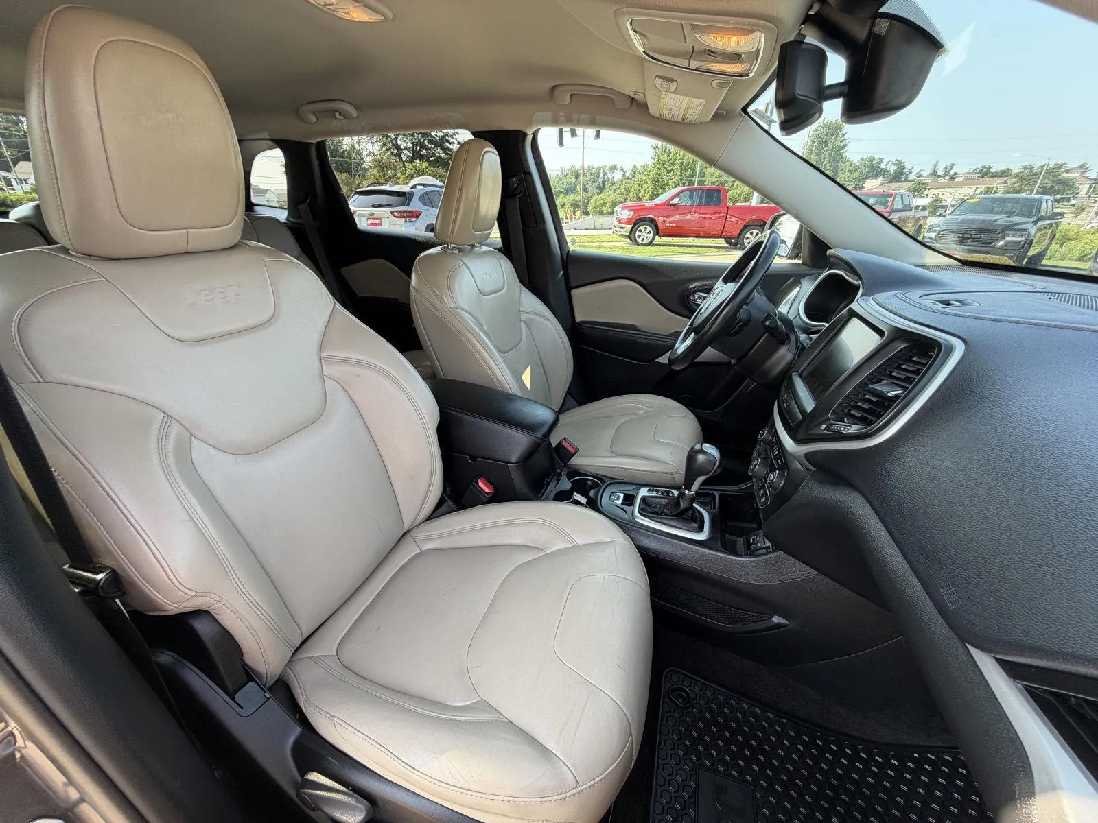 Jeep Cherokee photo 15