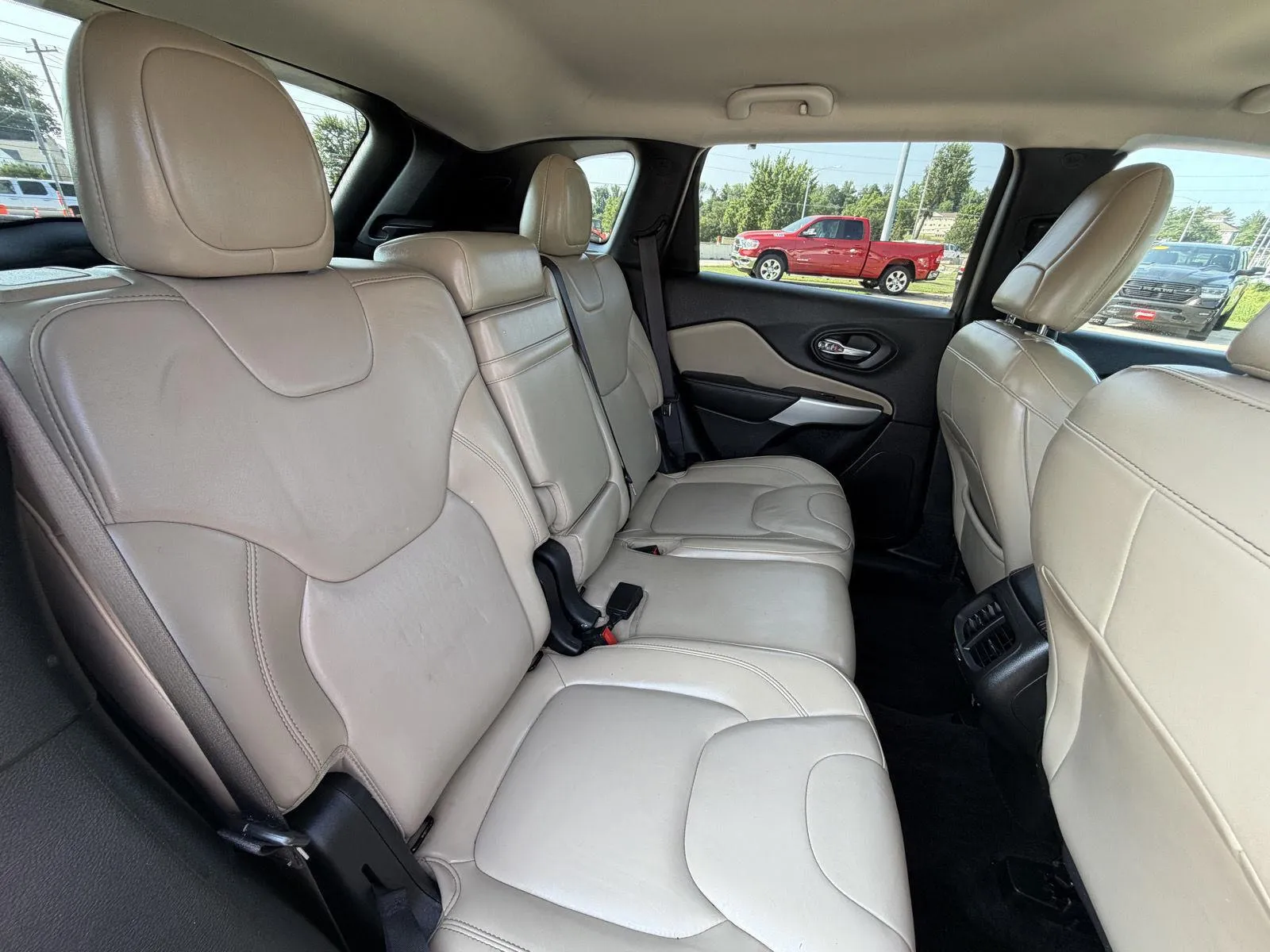 Jeep Cherokee photo 16
