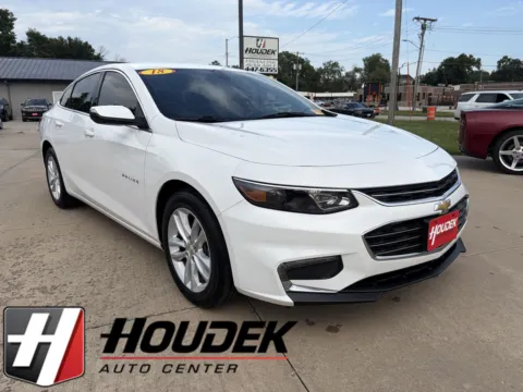 White 2018 Chevrolet Malibu LT for sale in Marion, IA