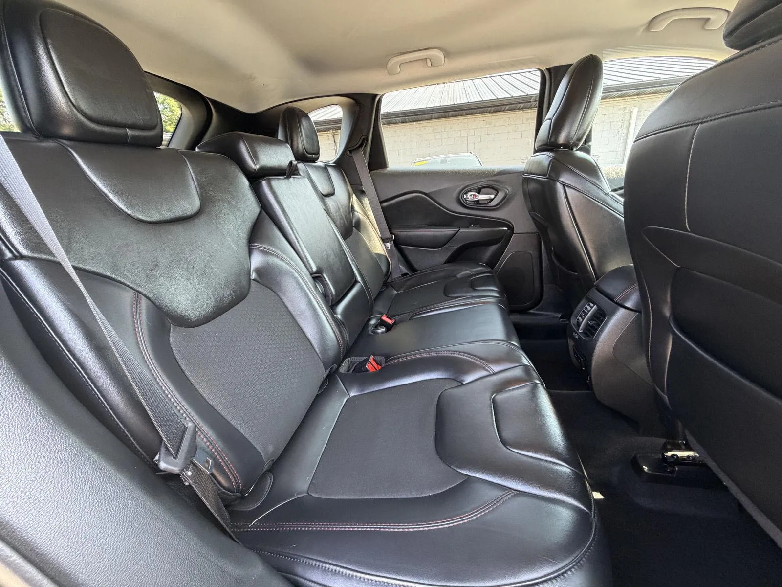 Jeep Cherokee photo 16