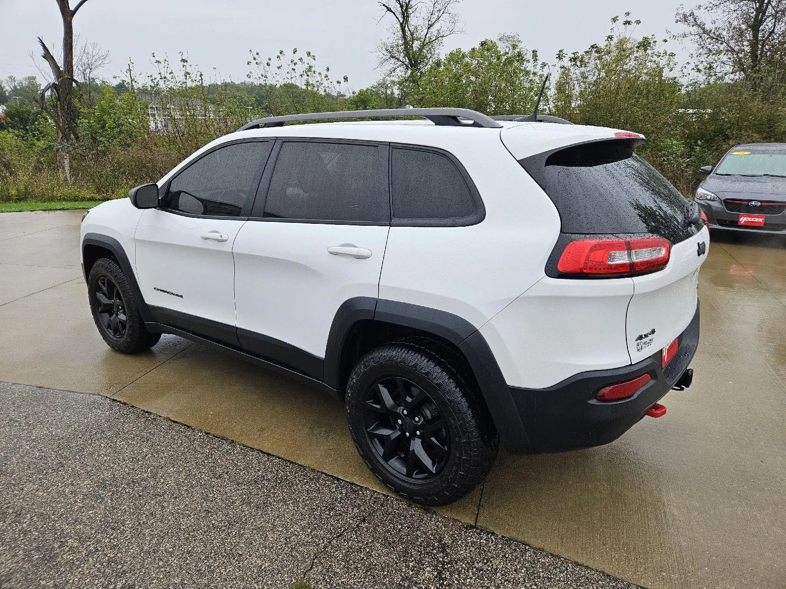 Jeep Cherokee photo 8