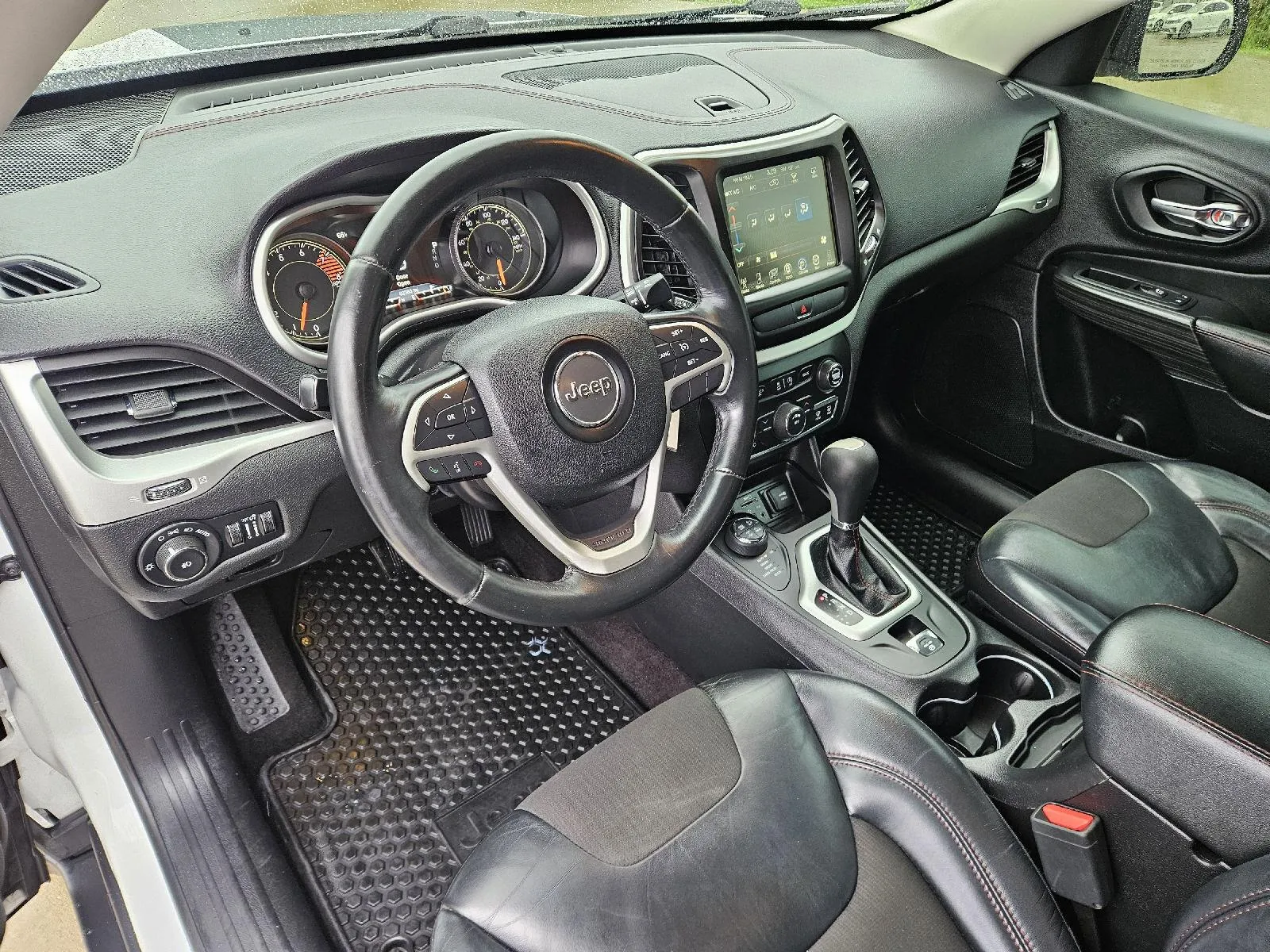 Jeep Cherokee photo 13