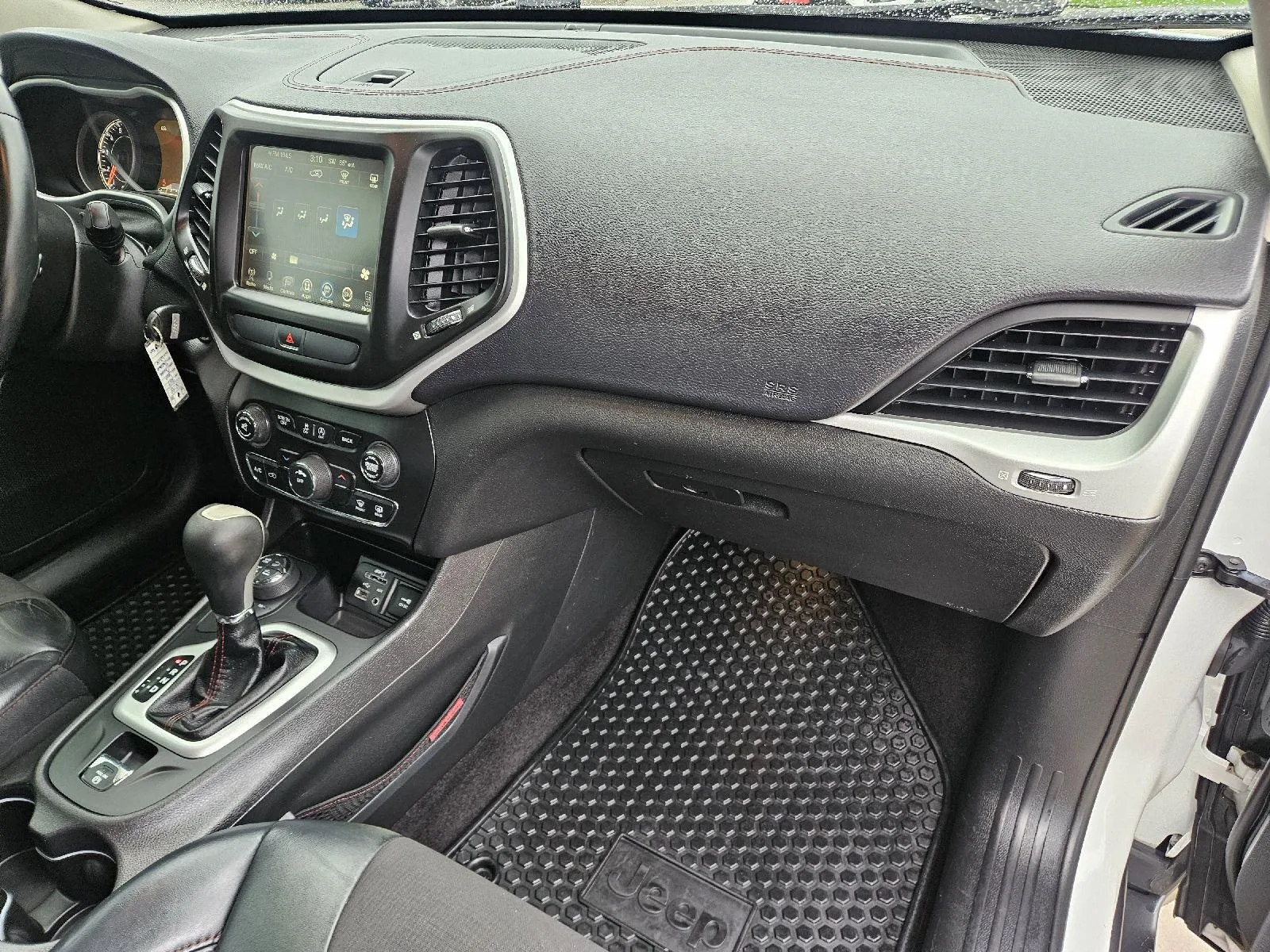 Jeep Cherokee photo 17