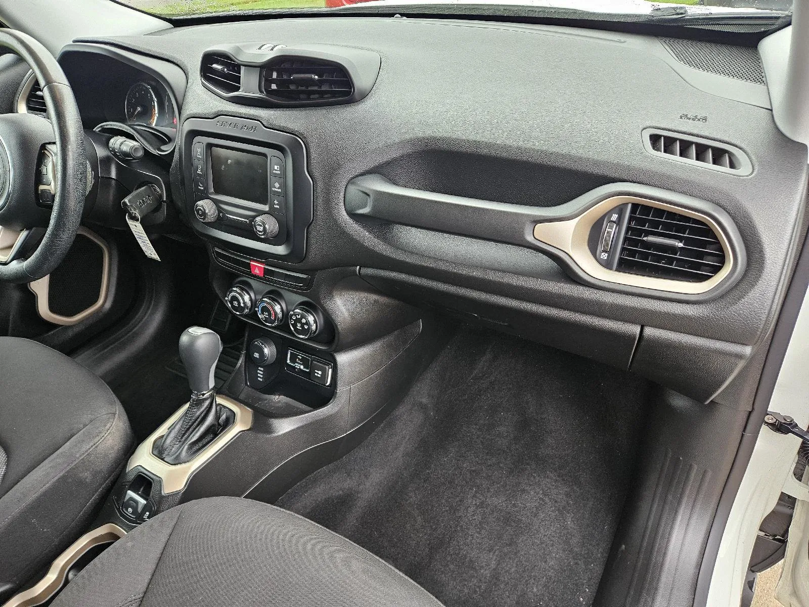 Jeep Renegade photo 16