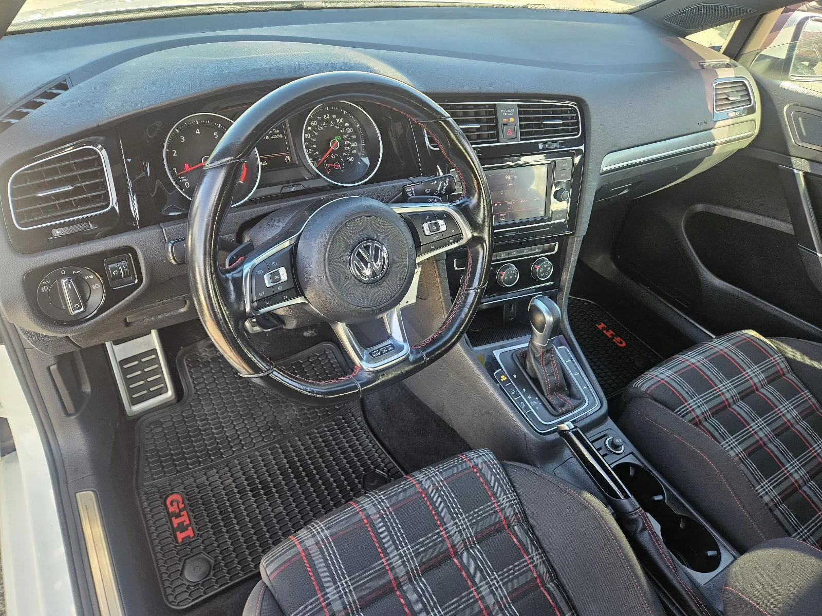 Volkswagen Golf GTI photo 11