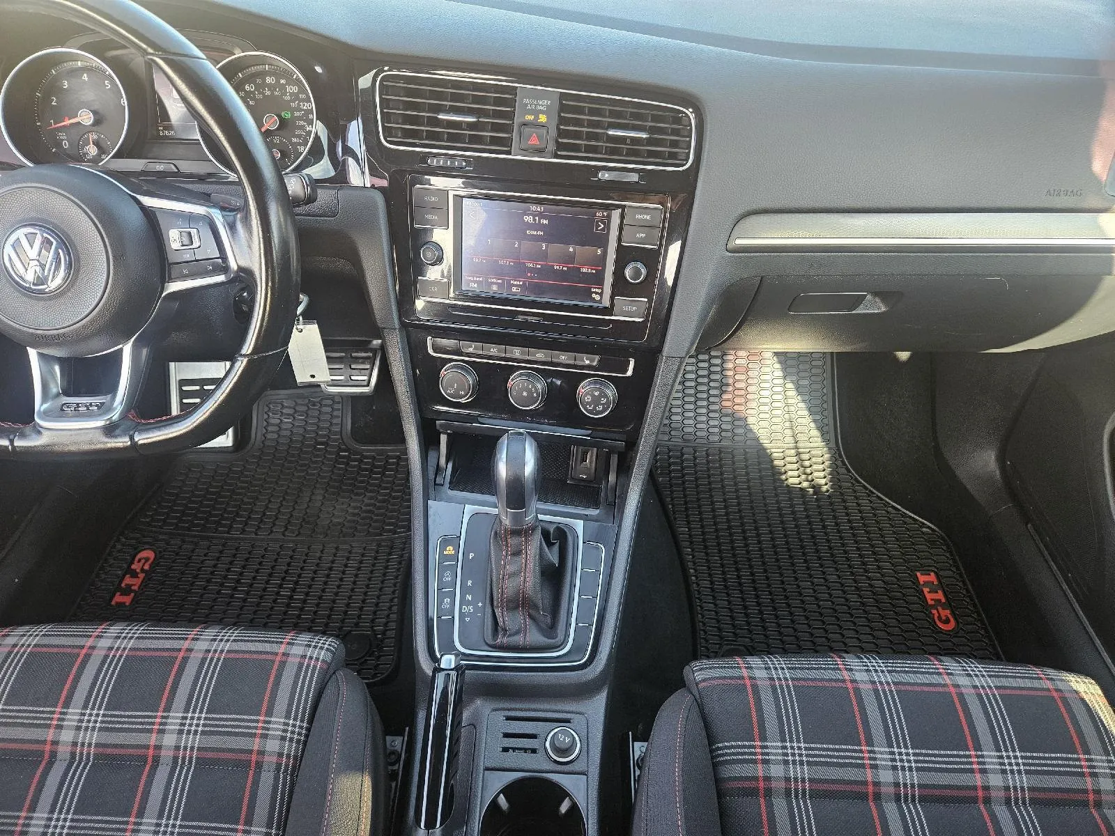Volkswagen Golf GTI photo 14