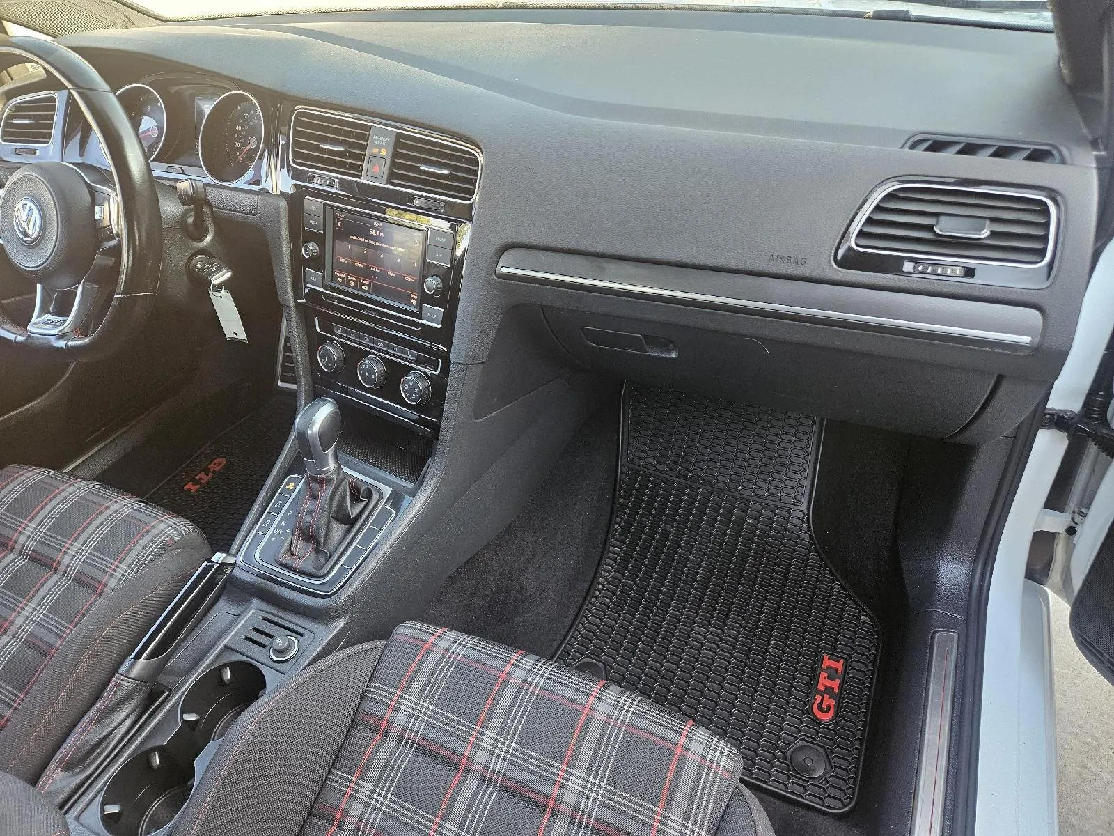 Volkswagen Golf GTI photo 15