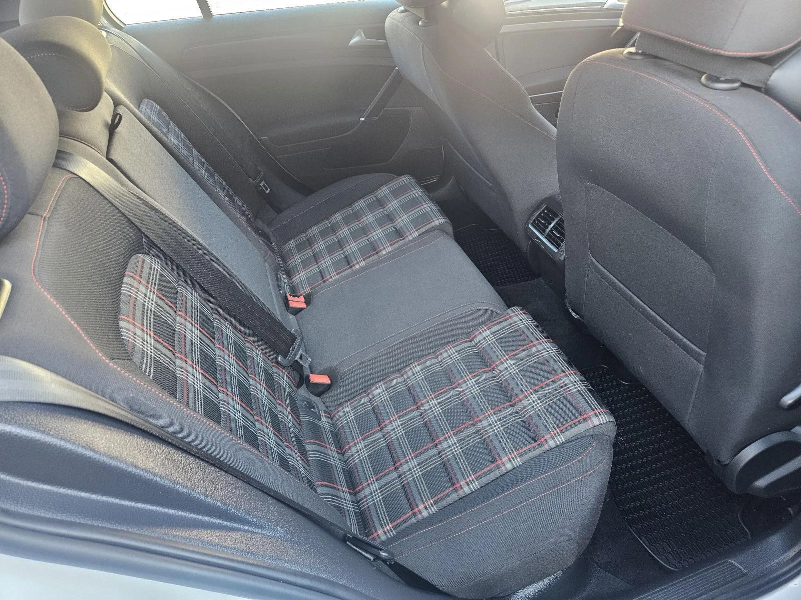 Volkswagen Golf GTI photo 17