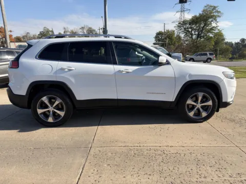 More photos of 2019 Jeep Cherokee Limited at Houdek Auto Center, IA