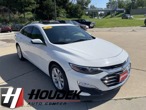 White 2020 Chevrolet Malibu LT for sale in Marion, IA