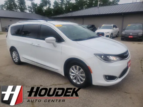 White 2018 Chrysler Pacifica Touring L for sale in Marion, IA