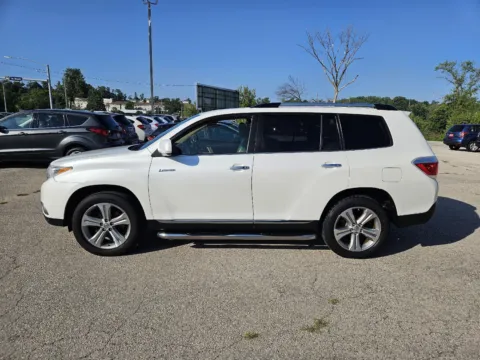More photos of 2011 Toyota Highlander Limited at Houdek Auto Center, IA