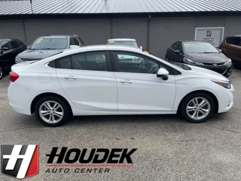 White 2017 Chevrolet Cruze LT for sale in Marion, IA
