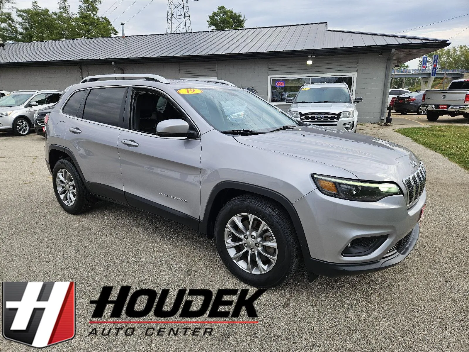 Silver 2019 Jeep Cherokee Latitude Plus for sale in Marion, IA