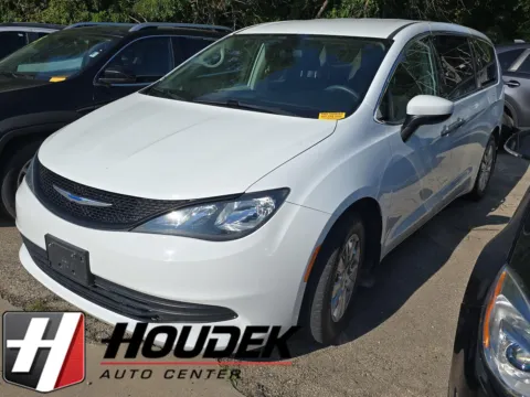 White 2018 Chrysler Pacifica L for sale in Marion, IA