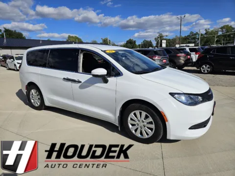 White 2018 Chrysler Pacifica L for sale in Marion, IA