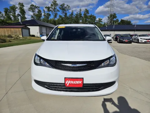 Photos of 2018 Chrysler Pacifica L for sale in Marion, IA at Houdek Auto Center