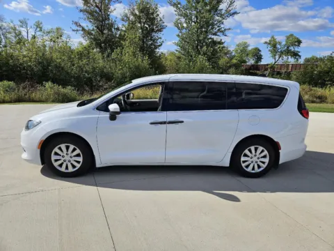 More photos of 2018 Chrysler Pacifica L at Houdek Auto Center, IA