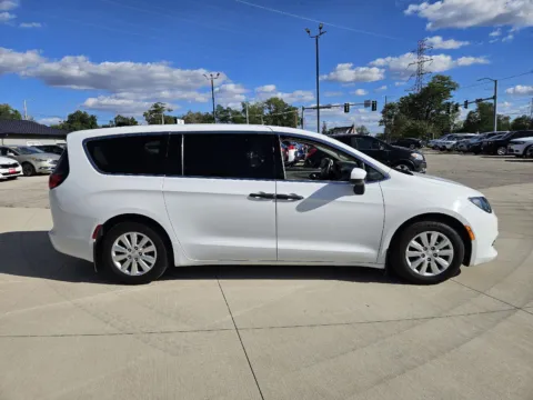 More photos of 2018 Chrysler Pacifica L at Houdek Auto Center, IA