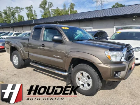 Green 2012 Toyota Tacoma Access Cab 4WD for sale in Marion, IA