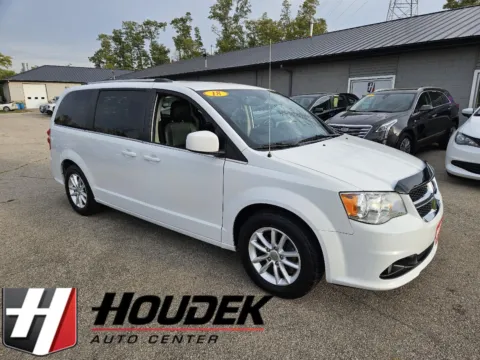 White 2019 Dodge Grand Caravan SXT for sale in Marion, IA