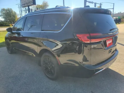 More photos of 2021 Chrysler Pacifica Touring L at Houdek Auto Center, IA