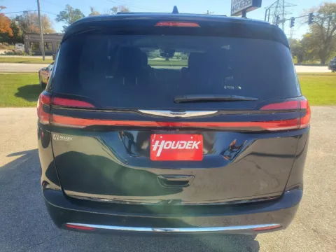 More photos of 2021 Chrysler Pacifica Touring L at Houdek Auto Center, IA