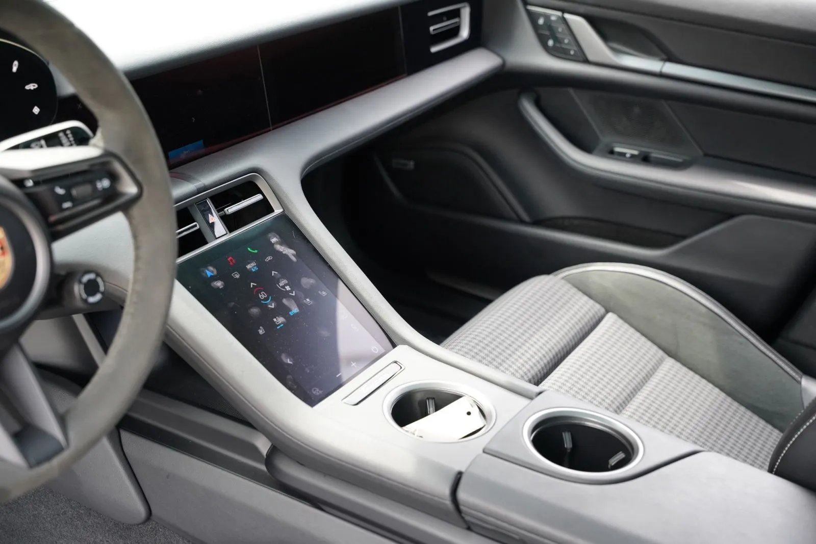 2025 Porsche Taycan Base - Photo 16