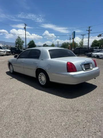 Lincoln Town Car photo 3